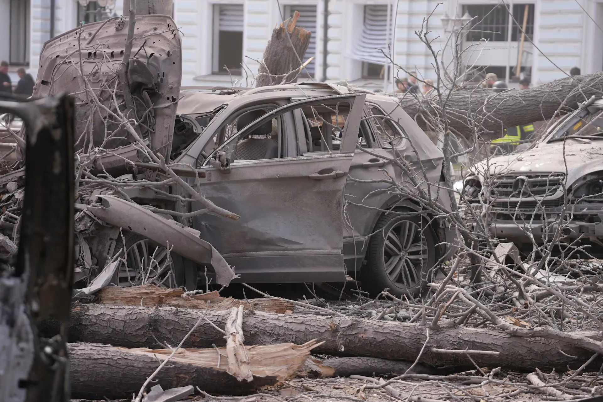 Вид на пошкоджені автомобілі на місці російського ракетного удару під час нападу Росії на Україну в Сумах, Україна, 13 квітня 2025 року.